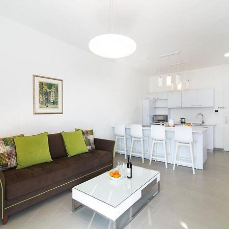 Hilton Bay Apartment With The Shelter Tel Aviv Exterior photo
