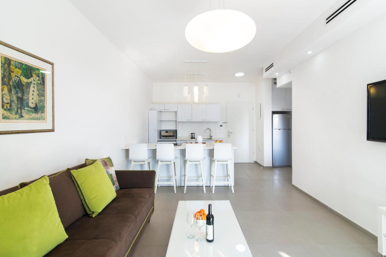Hilton Bay Apartment With The Shelter Tel Aviv Exterior photo